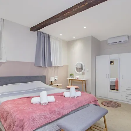 The Place Old Town Apartment